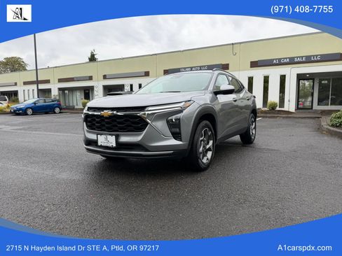 Used 2025 Chevrolet Trax LT w/ LT Convenience Package FWD image 4