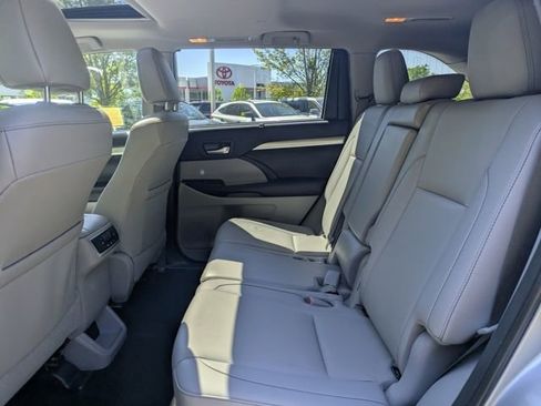 Used 2019 Toyota Highlander XLE AWD/4WD image 17