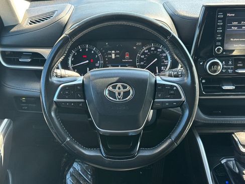 Used 2020 Toyota Highlander XLE image 18