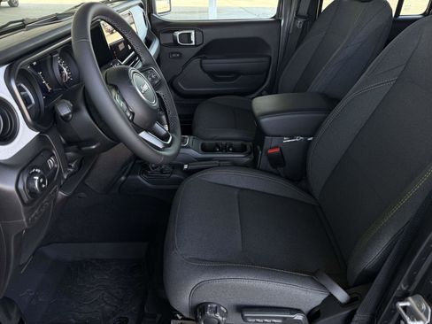 New 2025 Jeep Gladiator Sport AWD/4WD image 19