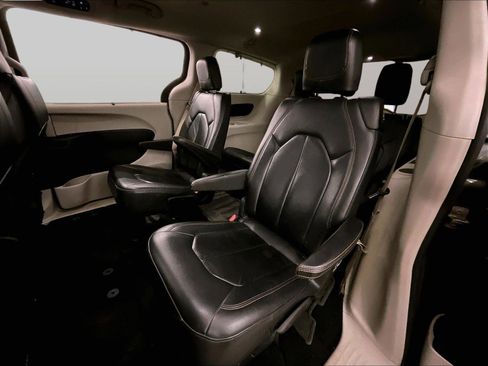 Used 2017 Chrysler Pacifica Touring-L w/ 13 Speaker Alpine Sound Group image 25