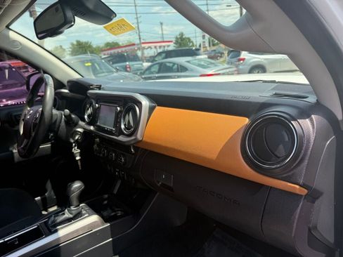 Used 2018 Toyota Tacoma SR5 AWD/4WD image 29