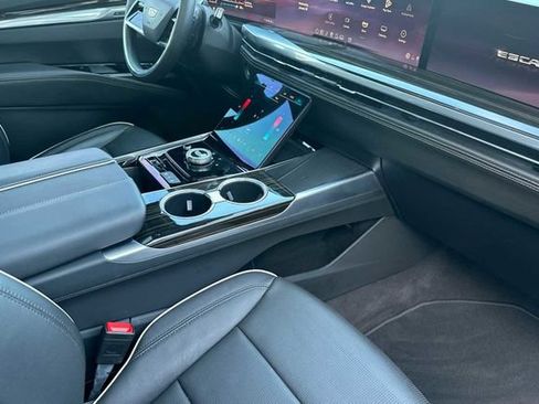 Certified 2025 Cadillac Escalade ESV Premium Luxury image 17