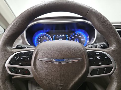 Used 2017 Chrysler Pacifica Touring Plus w/ Tire & Wheel Group FWD image 30