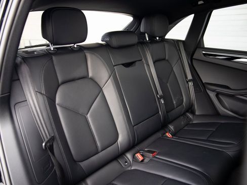 Certified 2025 Porsche Macan image 17