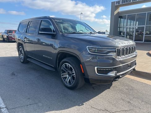 Used 2023 Jeep Wagoneer Base w/ Premium Group I image 3