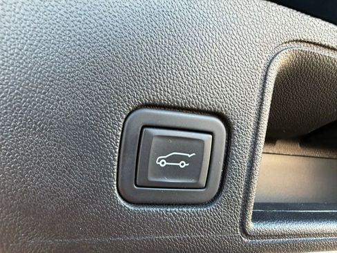 Used 2024 GMC Terrain SLT image 21