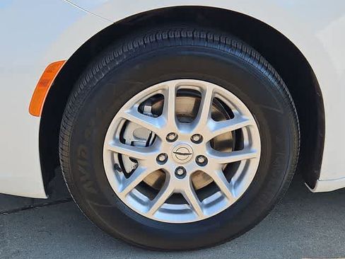 Used 2023 Chrysler Pacifica Touring-L FWD image 13