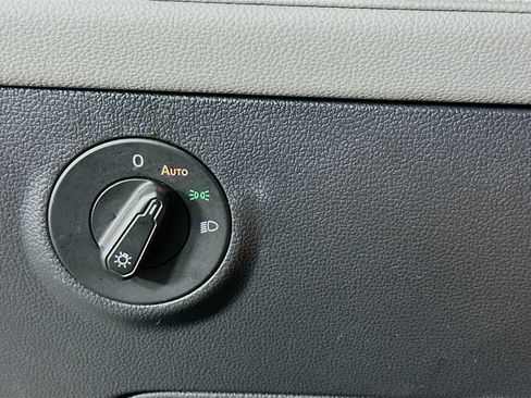 Used 2024 Volkswagen Taos SE image 17