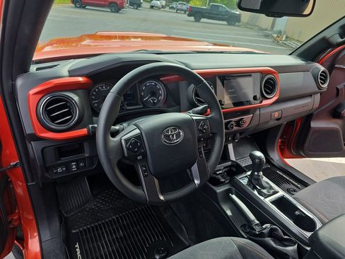 Used 2018 Toyota Tacoma TRD Sport AWD/4WD image 18