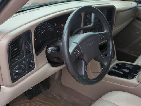 Used 2005 GMC Yukon XL SLT w/ SLT Preferred Equipment Group AWD/4WD image 10