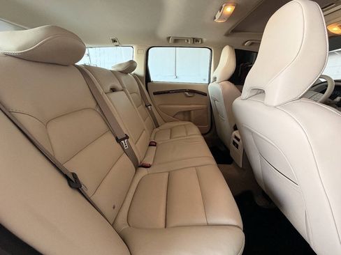 Used 2010 Volvo V70 FWD image 24