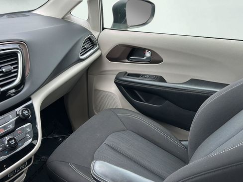 Used 2022 Chrysler Voyager LX FWD image 15