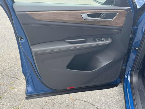 Used 2025 Volkswagen Atlas SE image 12