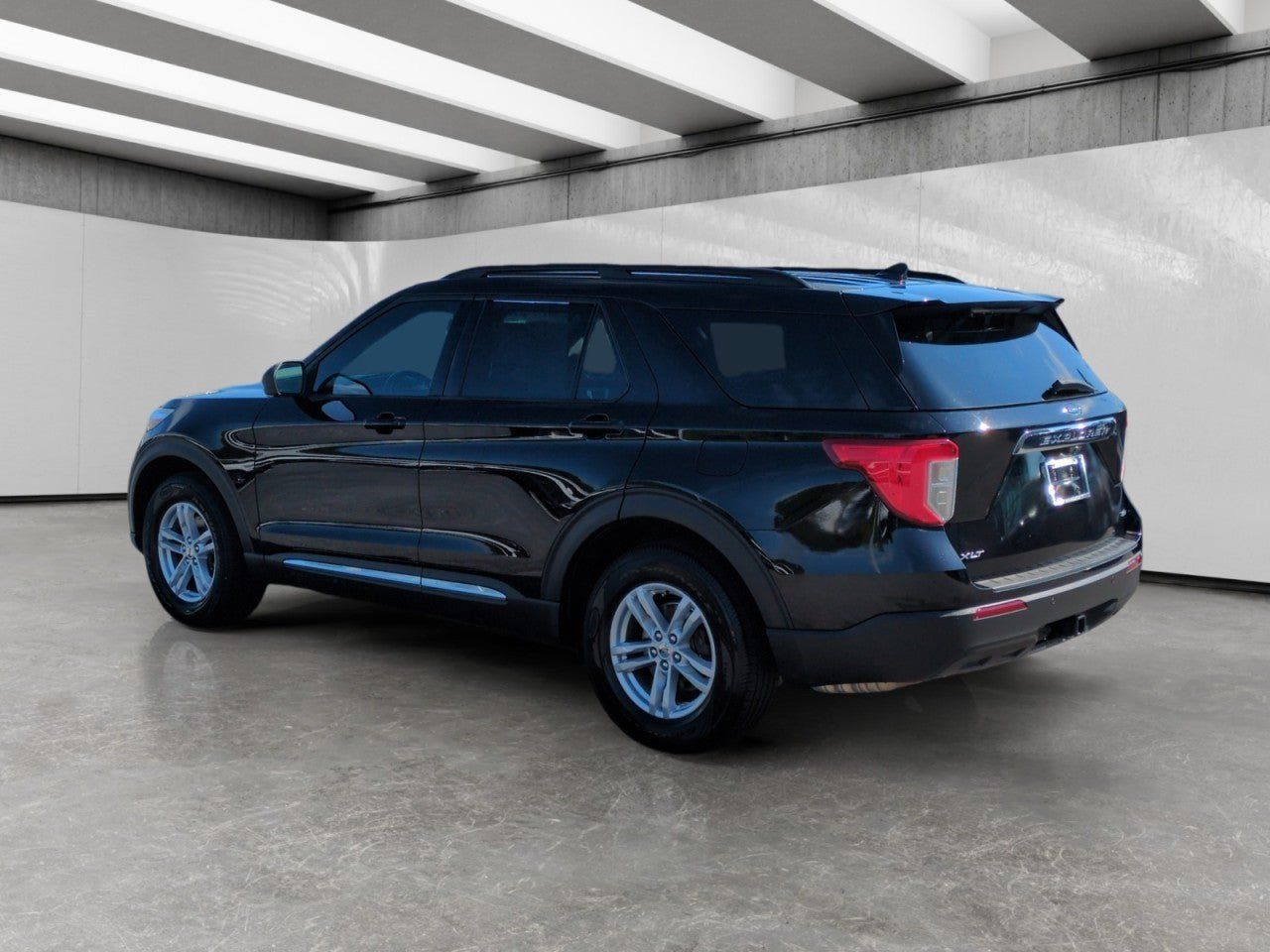 Used 2020 Ford Explorer XLT w/ Comfort Package AWD/4WD image 5