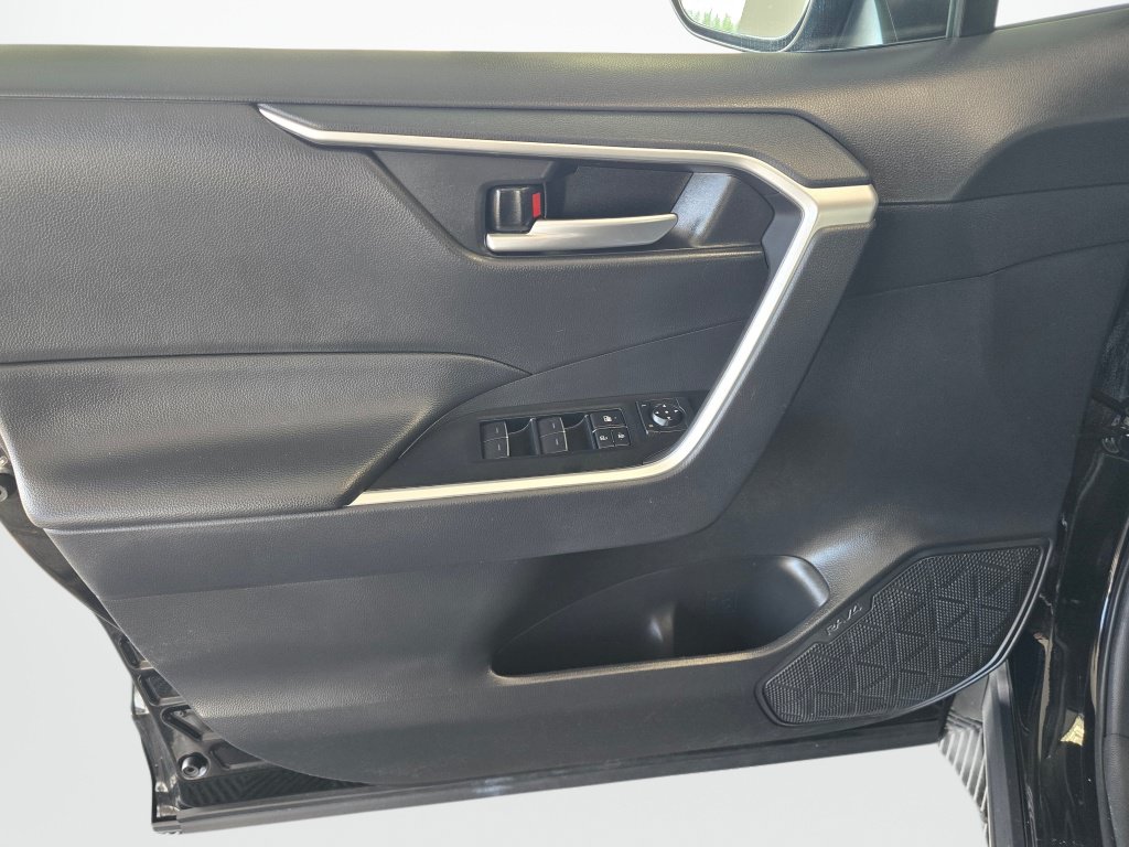 Certified 2025 Toyota RAV4 XLE FWD image 31