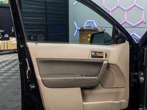 Used 2010 Ford Focus SE image 9