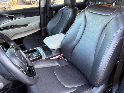 Used 2023 Kia Carnival LX image 26