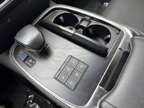 Used 2023 Lexus LS 500 w/ Accessory Package (Z2) RWD image 32