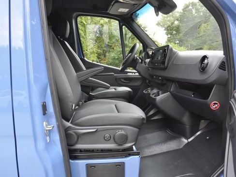 Used 2023 Mercedes-Benz Sprinter 2500 image 46