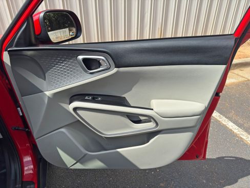 Used 2020 Kia Soul LX FWD image 34