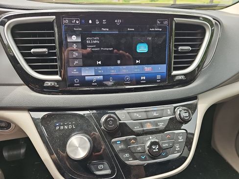 Used 2023 Chrysler Pacifica Touring-L FWD image 21
