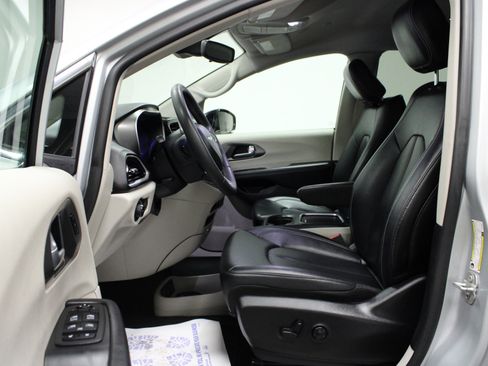 Used 2024 Chrysler Pacifica Touring-L image 12