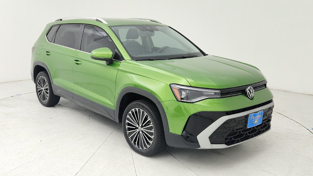 Used 2025 Volkswagen Taos SE FWD image 1