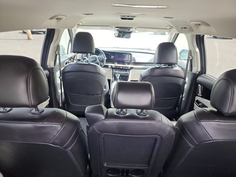 Used 2024 Kia Carnival EX FWD image 31