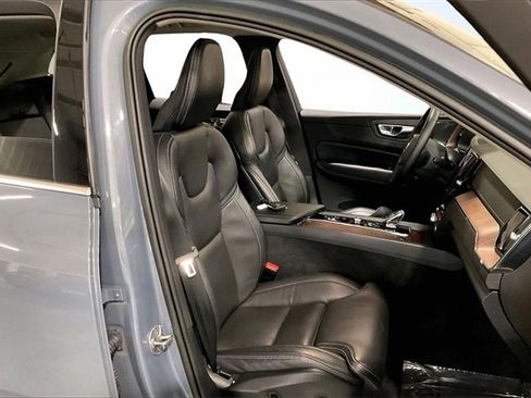 Certified 2023 Volvo XC60 B5 Ultimate w/ Climate Package image 8