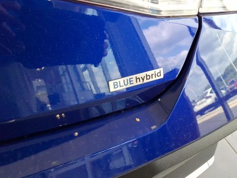 Used 2025 Hyundai Elantra Hybrid FWD image 17