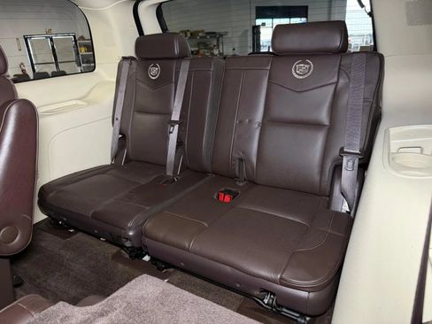 Used 2014 Cadillac Escalade Platinum AWD/4WD image 18