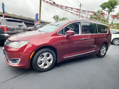 Used 2017 Chrysler Pacifica Touring-L Plus w/ Advanced Safetytec Group FWD image 10