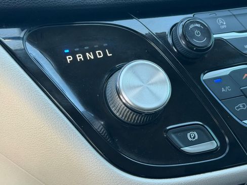 Used 2021 Chrysler Voyager L FWD image 30