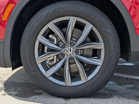Certified 2022 Volkswagen Tiguan SE image 15