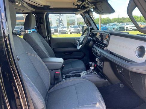 Certified 2025 Jeep Wrangler Unlimited Sahara w/ Safety Group AWD/4WD image 15