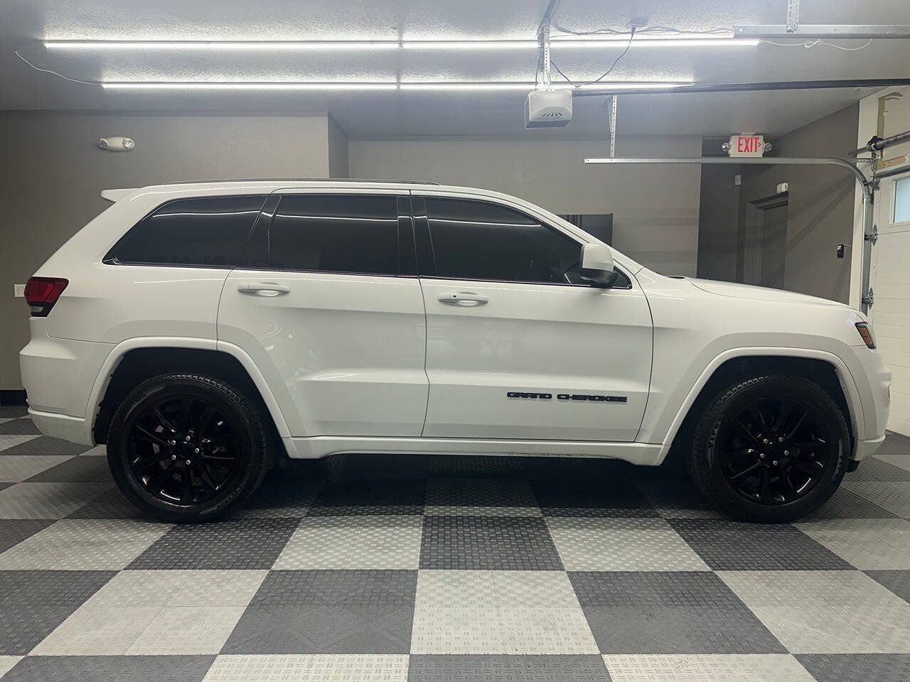 Used 2019 Jeep Grand Cherokee Altitude AWD/4WD image 8