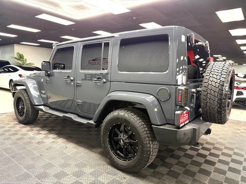Used 2017 Jeep Wrangler Unlimited Sahara w/ Max Tow Package AWD/4WD image 9