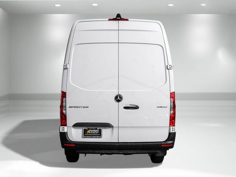 Used 2024 Mercedes-Benz Sprinter 2500 image 7