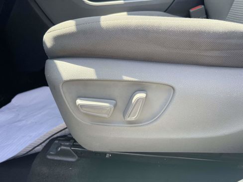 Used 2022 Toyota Highlander LE AWD/4WD image 18