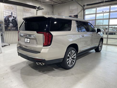Used 2021 GMC Yukon XL Denali w/ Denali Premium Package image 8