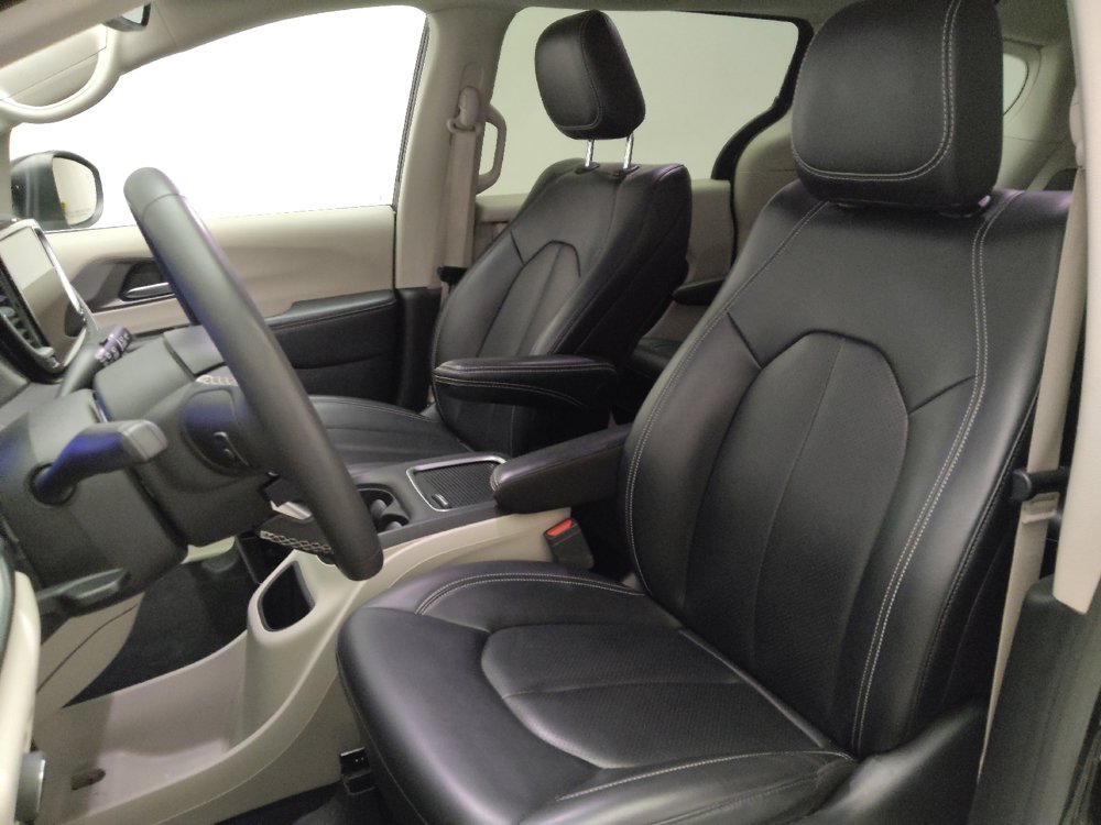 Used 2023 Chrysler Pacifica Touring-L FWD image 17
