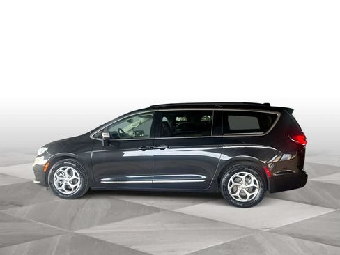 Used 2023 Chrysler Pacifica Limited FWD image 5
