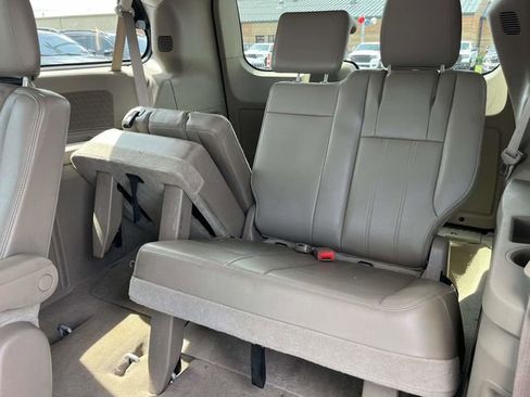 Used 2014 Chrysler Town & Country Touring FWD image 16