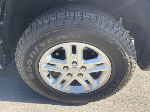 Used 2025 Jeep Grand Cherokee Laredo RWD image 17