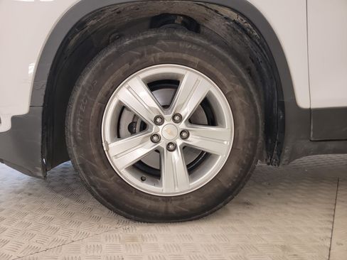 Used 2022 Chevrolet Trax LS w/ Tint and Cruise Package FWD image 9