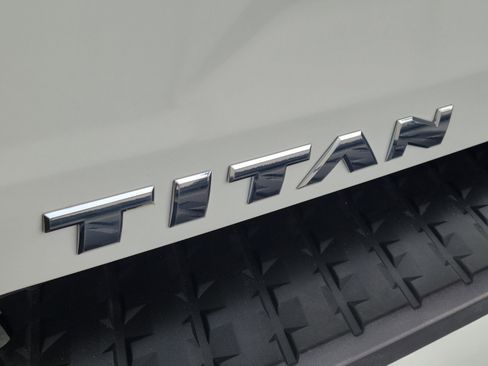 Used 2017 Nissan Titan PRO-4X w/ Pro-4x Convenience Package image 4