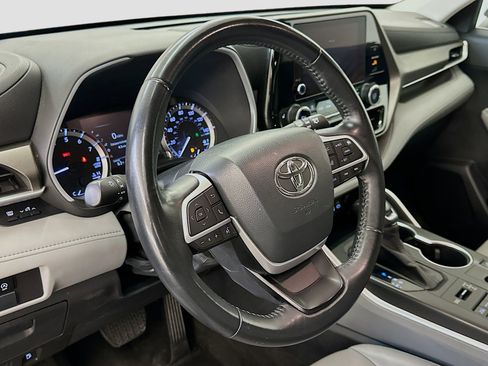 Used 2023 Toyota Highlander XLE image 18