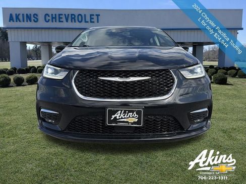Used 2024 Chrysler Pacifica Touring-L FWD image 2