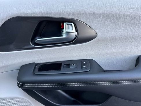 Used 2024 Chrysler Pacifica Touring-L image 22